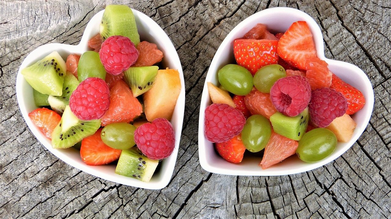 Miska s výživným snídaňovým smoothie bowl a čerstvým ovocem